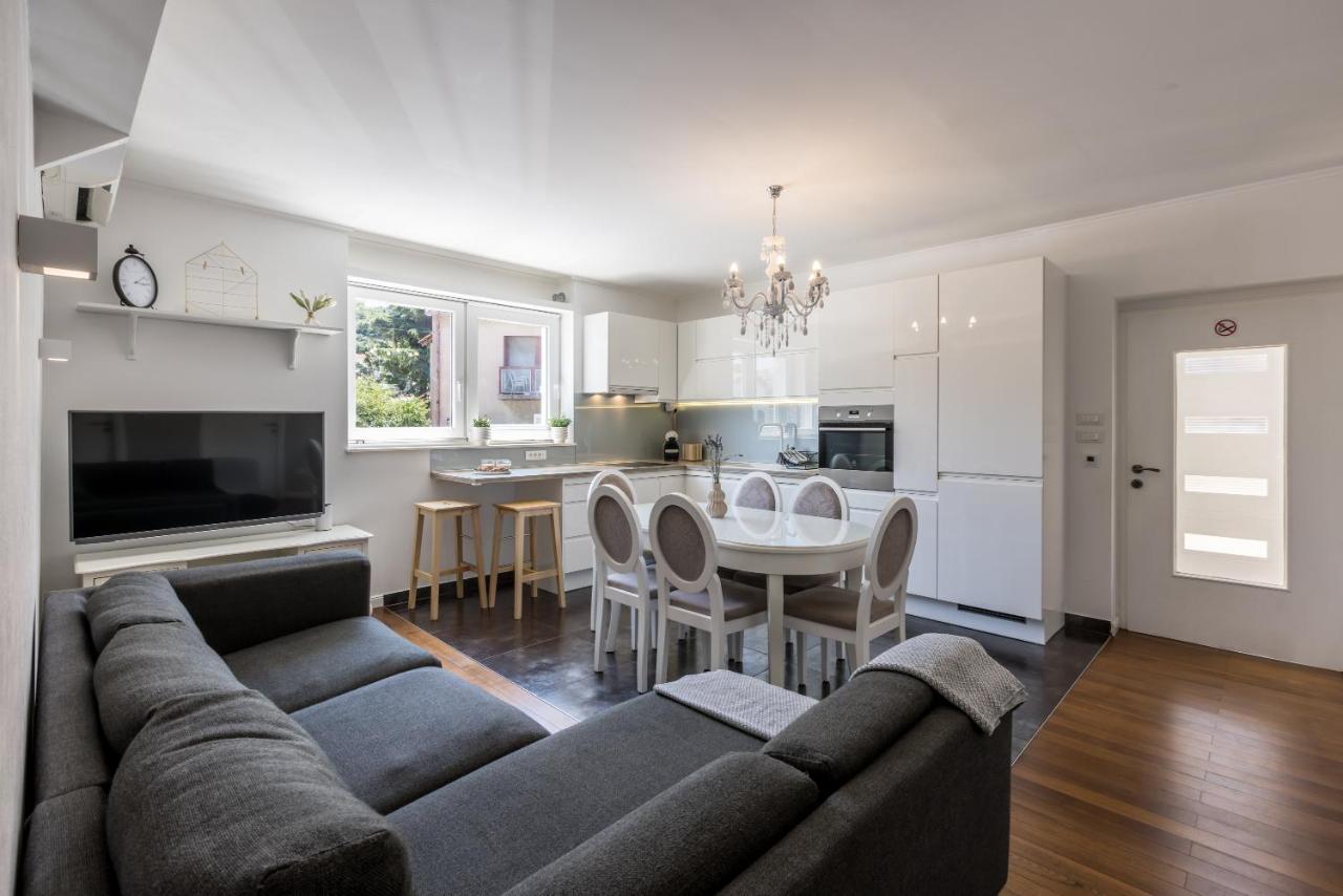 Central Park Apartment With Terrace Split Exterior photo